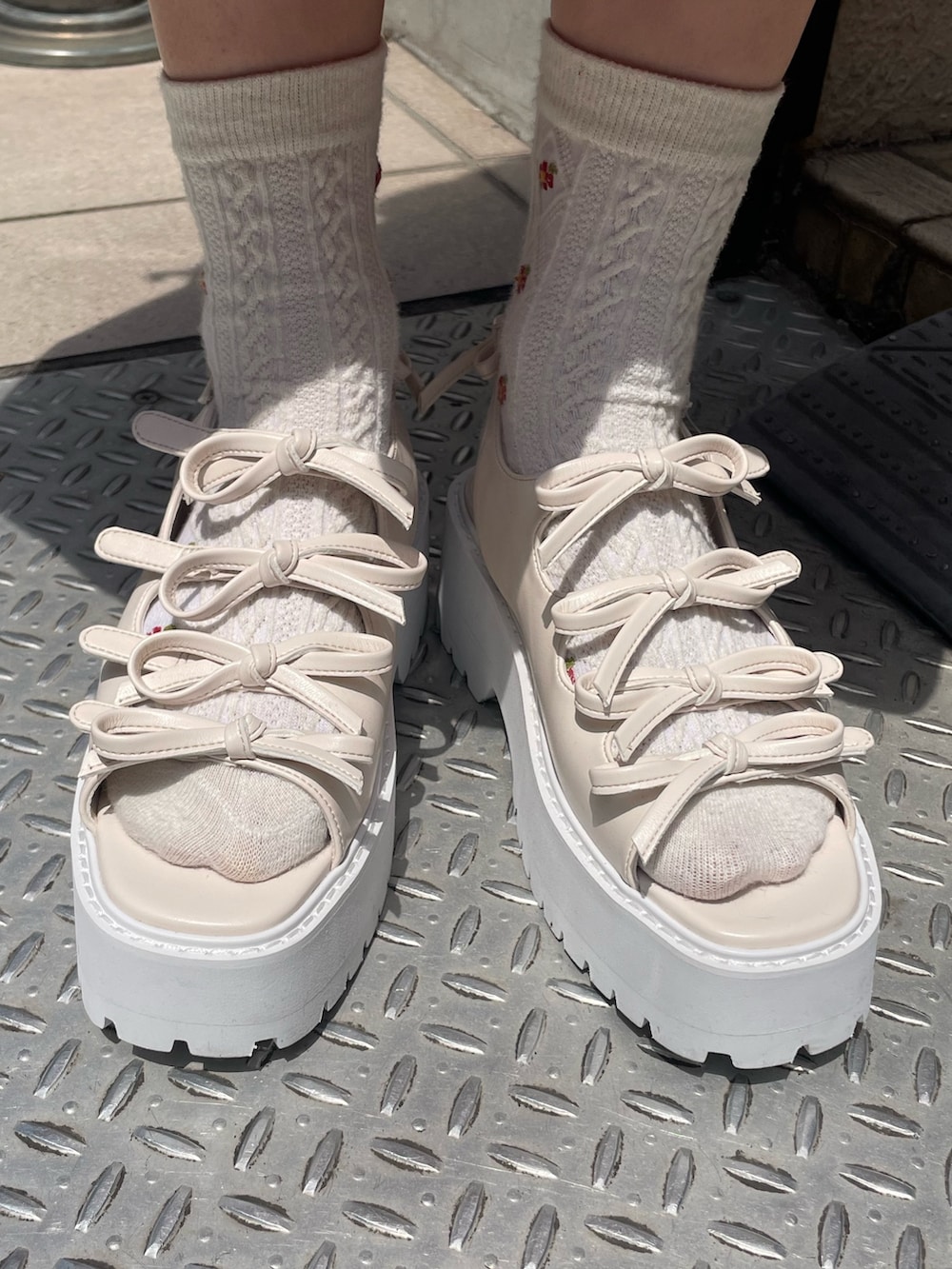 レッド系のワンピース、ホワイト系のショルダーバッグ、ホワイト系のサンダルを着用したレディースの春コーディネートの10枚目の写真