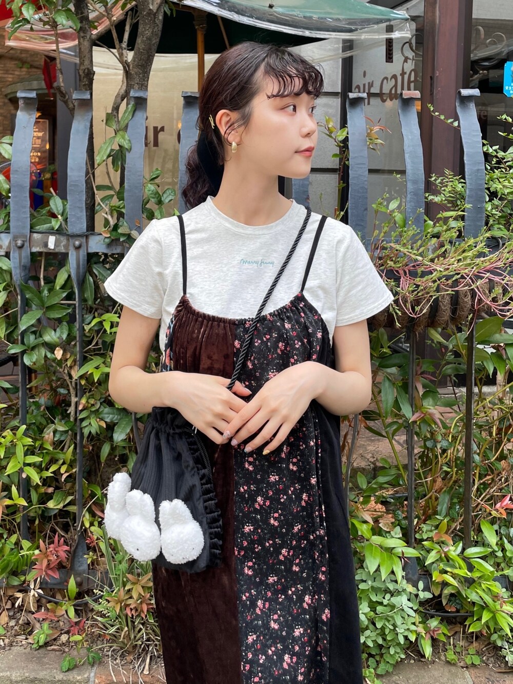 ブラック系のワンピース、グレー系のTシャツ/カットソー、ブラック系のサンダルを着用したレディースの夏コーディネートの4枚目の写真