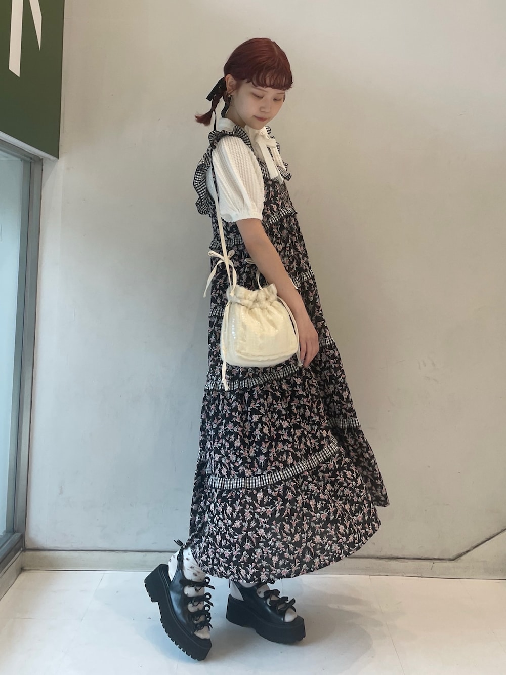 ブラック系のワンピース、ホワイト系のシャツ/ブラウス、ホワイト系のショルダーバッグを着用したレディースの夏コーディネートの2枚目の写真