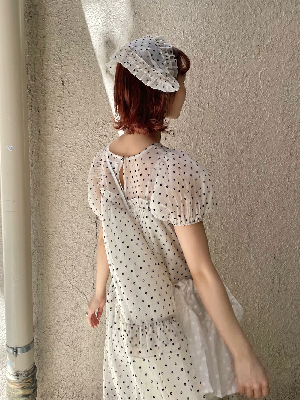 ホワイト系のワンピース、ホワイト系のショルダーバッグ、グレー系のその他パンツを着用したレディースの春コーディネートの7枚目の写真