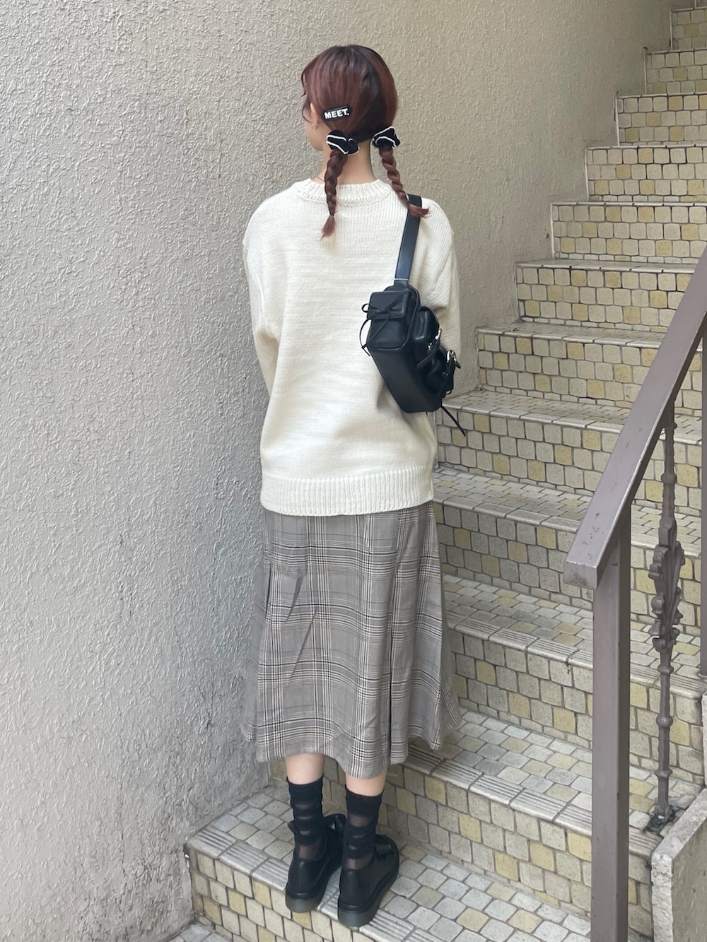ホワイト系のニット/セーター、その他のスカート、ブラック系のショルダーバッグを着用したレディースの秋コーディネートの3枚目の写真