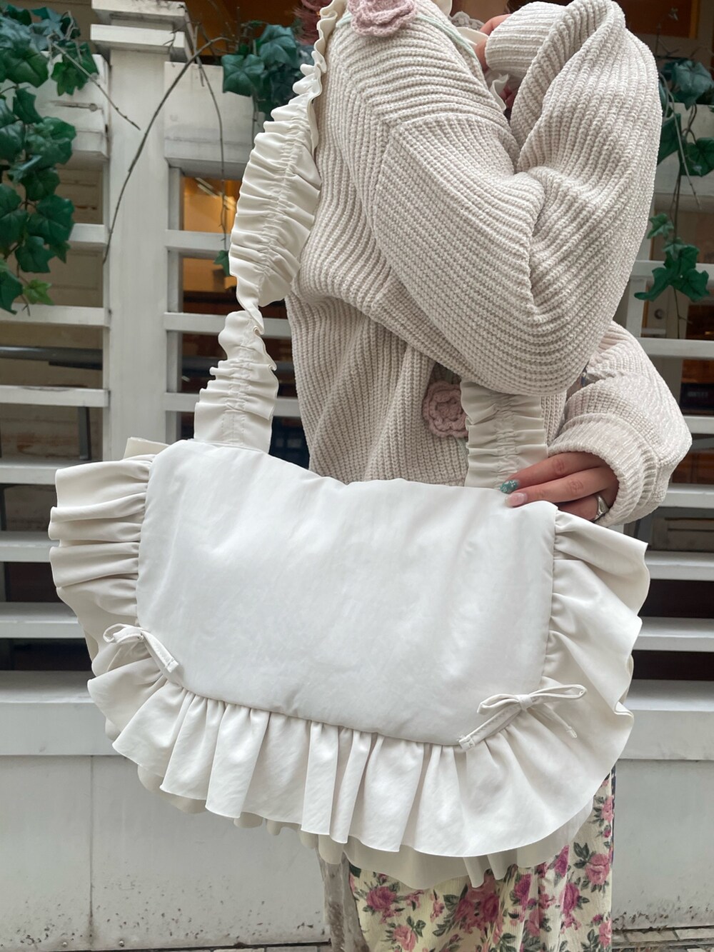 ホワイト系のTシャツ/カットソー、ホワイト系のカーディガン/ボレロ、ホワイト系のスニーカーを着用したレディースの秋コーディネートの5枚目の写真