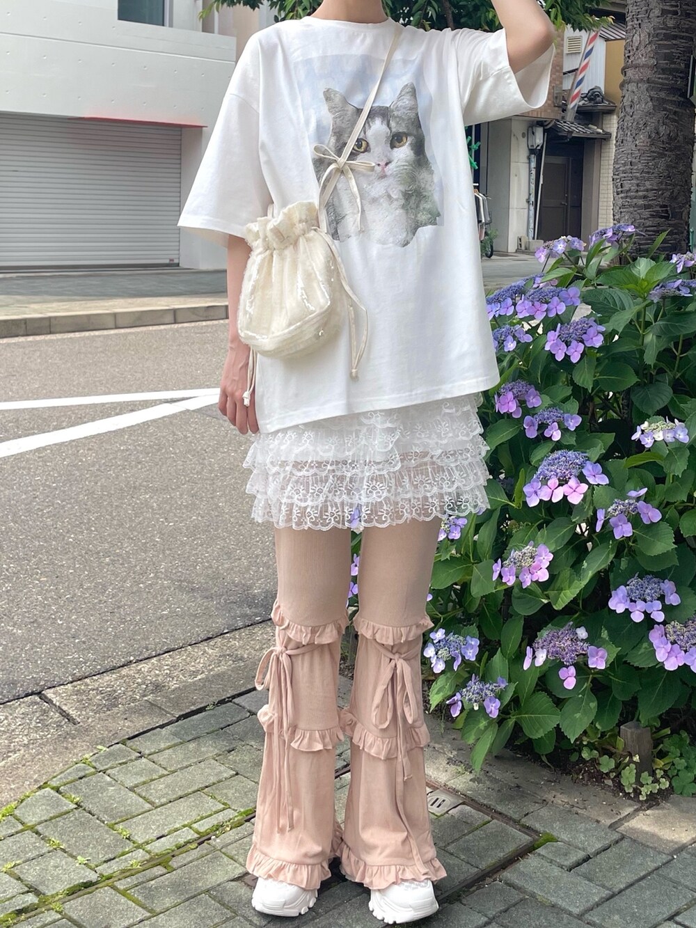 ホワイト系のスカート、ピンク系のその他パンツ、ホワイト系のスニーカーを着用したレディースの春コーディネートの3枚目の写真