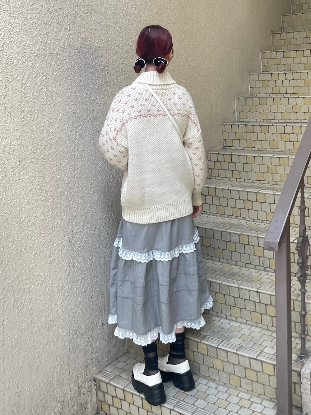 ホワイト系のシャツ/ブラウス、グレー系のスカート、ホワイト系のローファーを着用したレディースの秋コーディネートの3枚目の写真