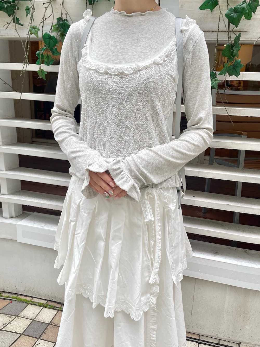 ホワイト系のスカート、ホワイト系のバレエシューズ、グレー系のTシャツ/カットソーを着用したレディースの冬コーディネートの7枚目の写真