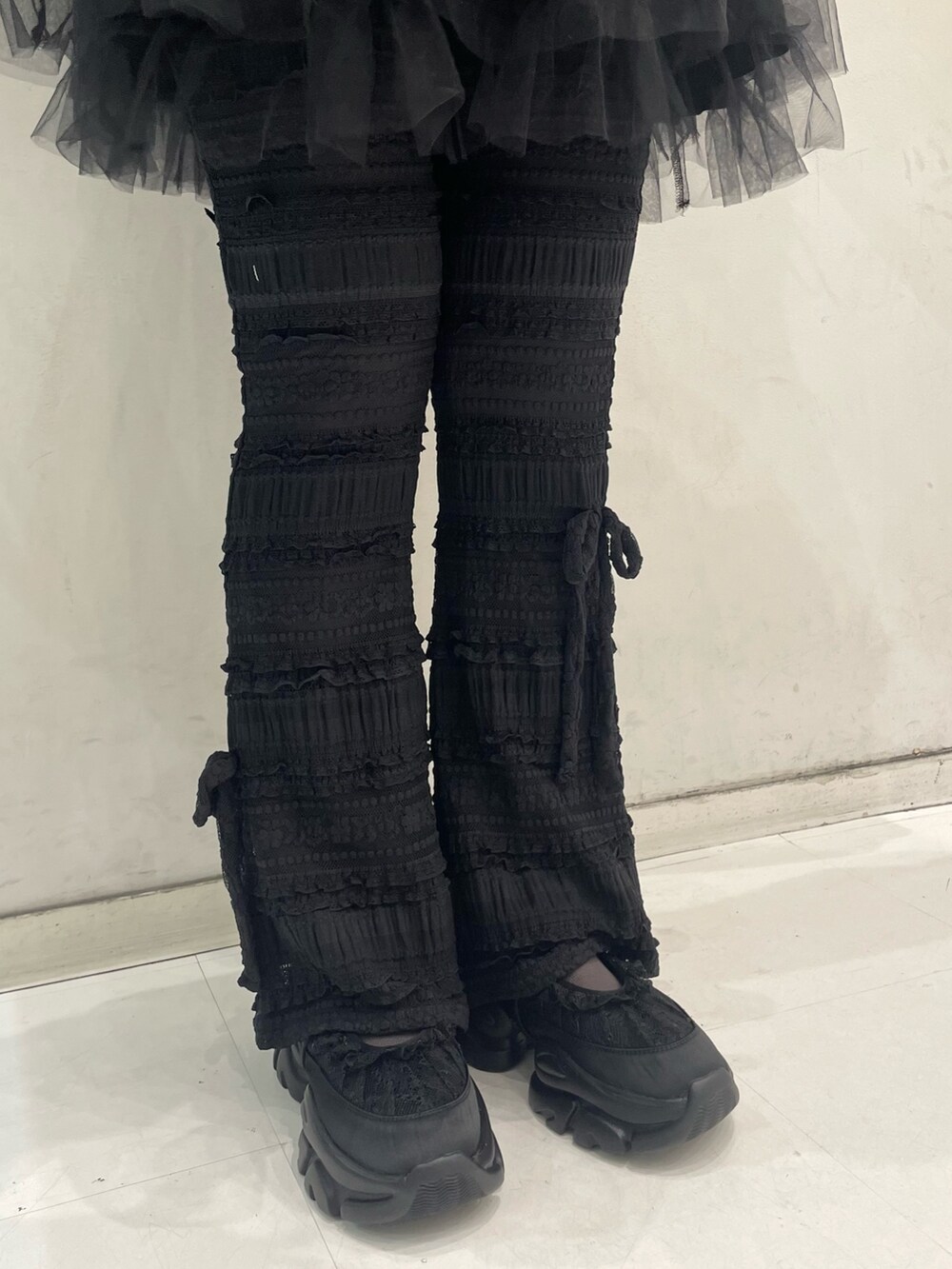 グレー系のスウェット、ブラック系のスニーカー、ブラック系のその他パンツを着用したレディースの冬コーディネートの7枚目の写真