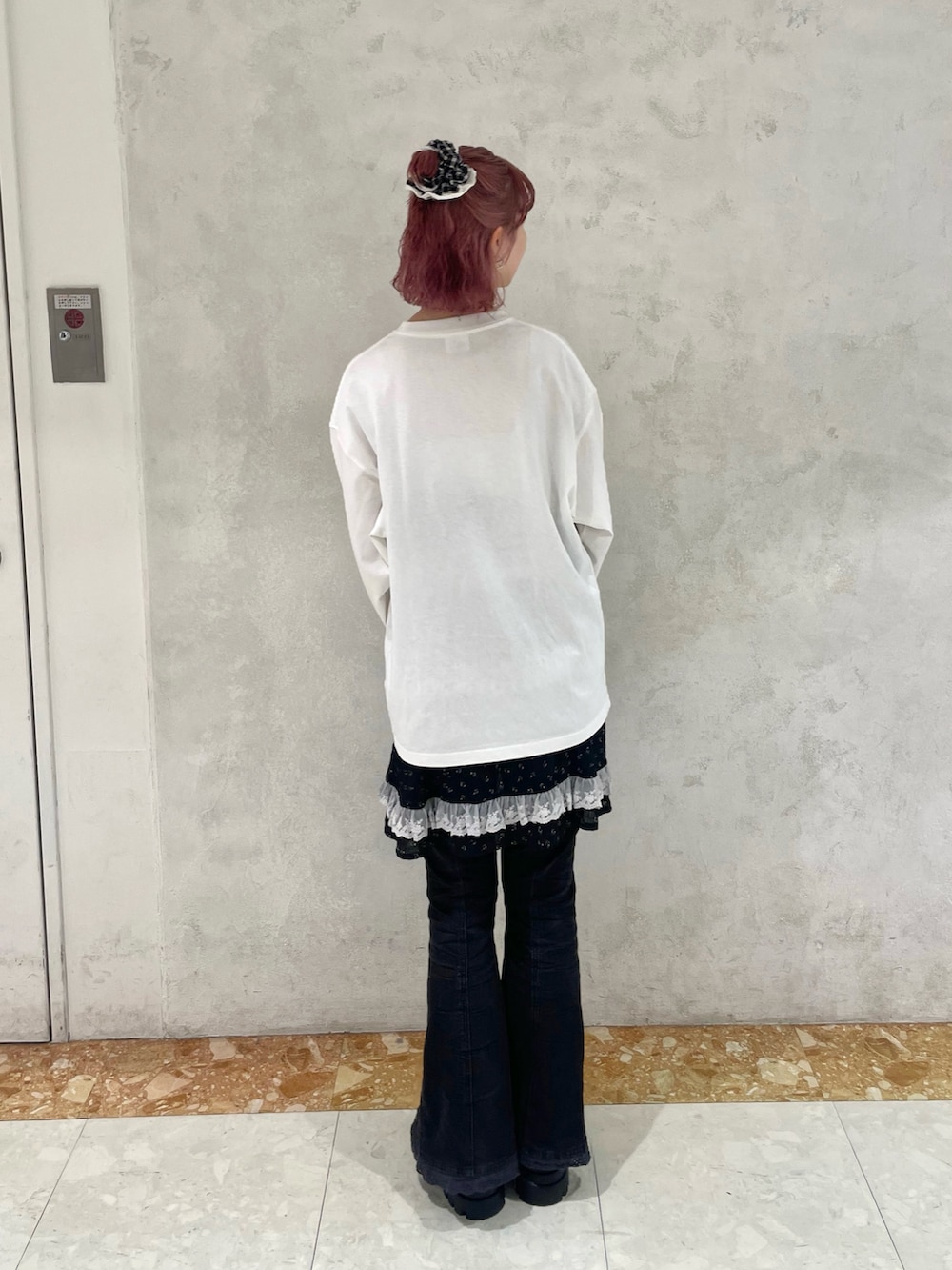 ホワイト系のTシャツ/カットソー、ブラック系のチュニック、ブラック系のデニムパンツを着用したレディースの夏コーディネートの4枚目の写真