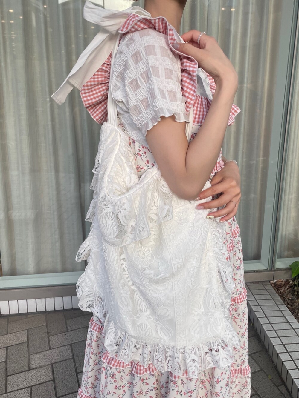 ピンク系のワンピース、ホワイト系のTシャツ/カットソー、ホワイト系のトートバッグを着用したレディースの春コーディネートの7枚目の写真