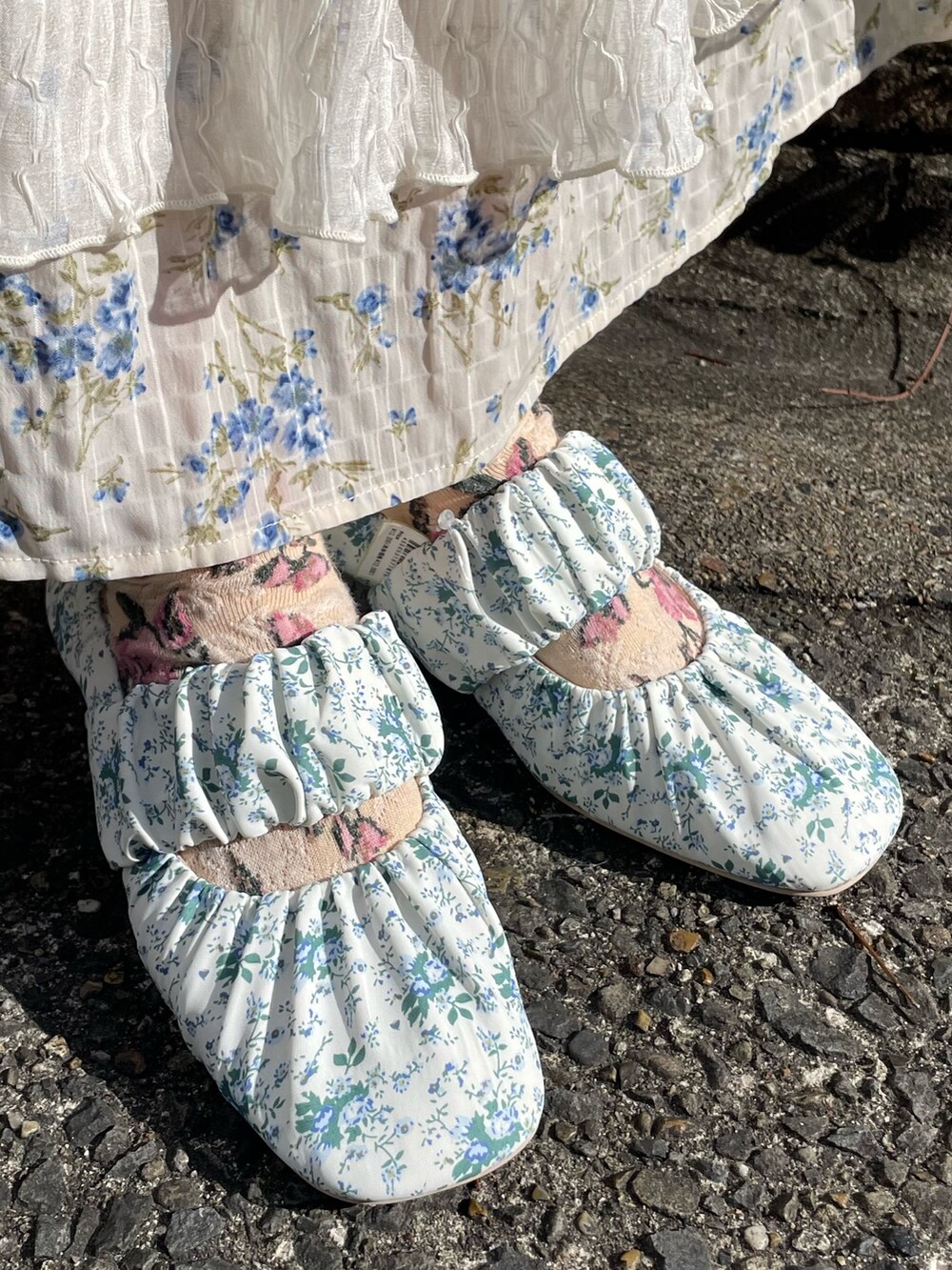 ホワイト系のパンプス、シルバー系のキャミソール、ブルー系のシャツ/ブラウスを着用したレディースの冬コーディネートの7枚目の写真