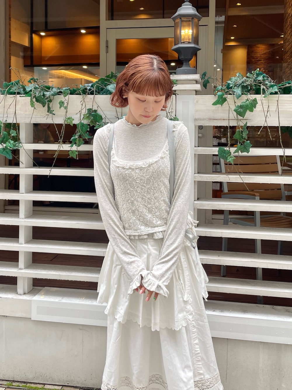 ホワイト系のスカート、ホワイト系のバレエシューズ、グレー系のTシャツ/カットソーを着用したレディースの冬コーディネートの5枚目の写真