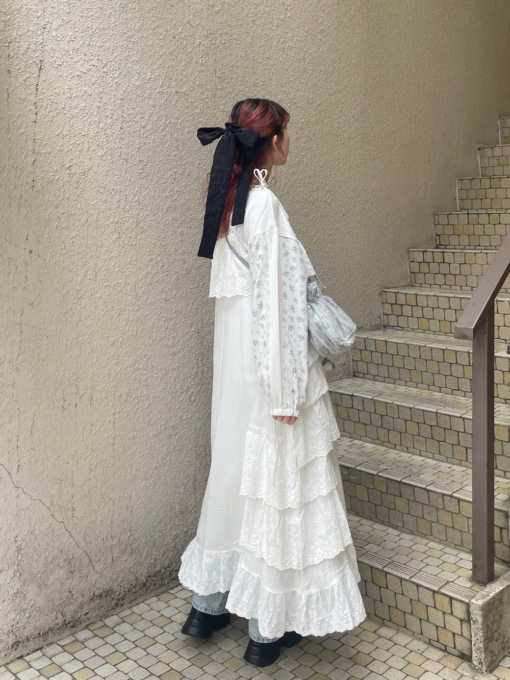 ブルー系のジャージ、ブラック系のスニーカー、ブルー系のデニムパンツを着用したレディースの春コーディネートの3枚目の写真