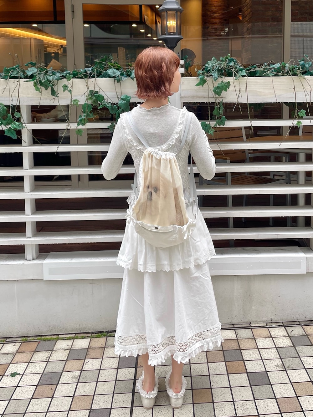 ホワイト系のスカート、ホワイト系のバレエシューズ、グレー系のTシャツ/カットソーを着用したレディースの冬コーディネートの4枚目の写真