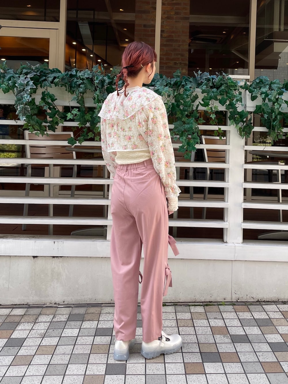 ピンク系のその他パンツ、ホワイト系のスニーカー、ホワイト系のTシャツ/カットソーを着用したレディースの春コーディネートの3枚目の写真