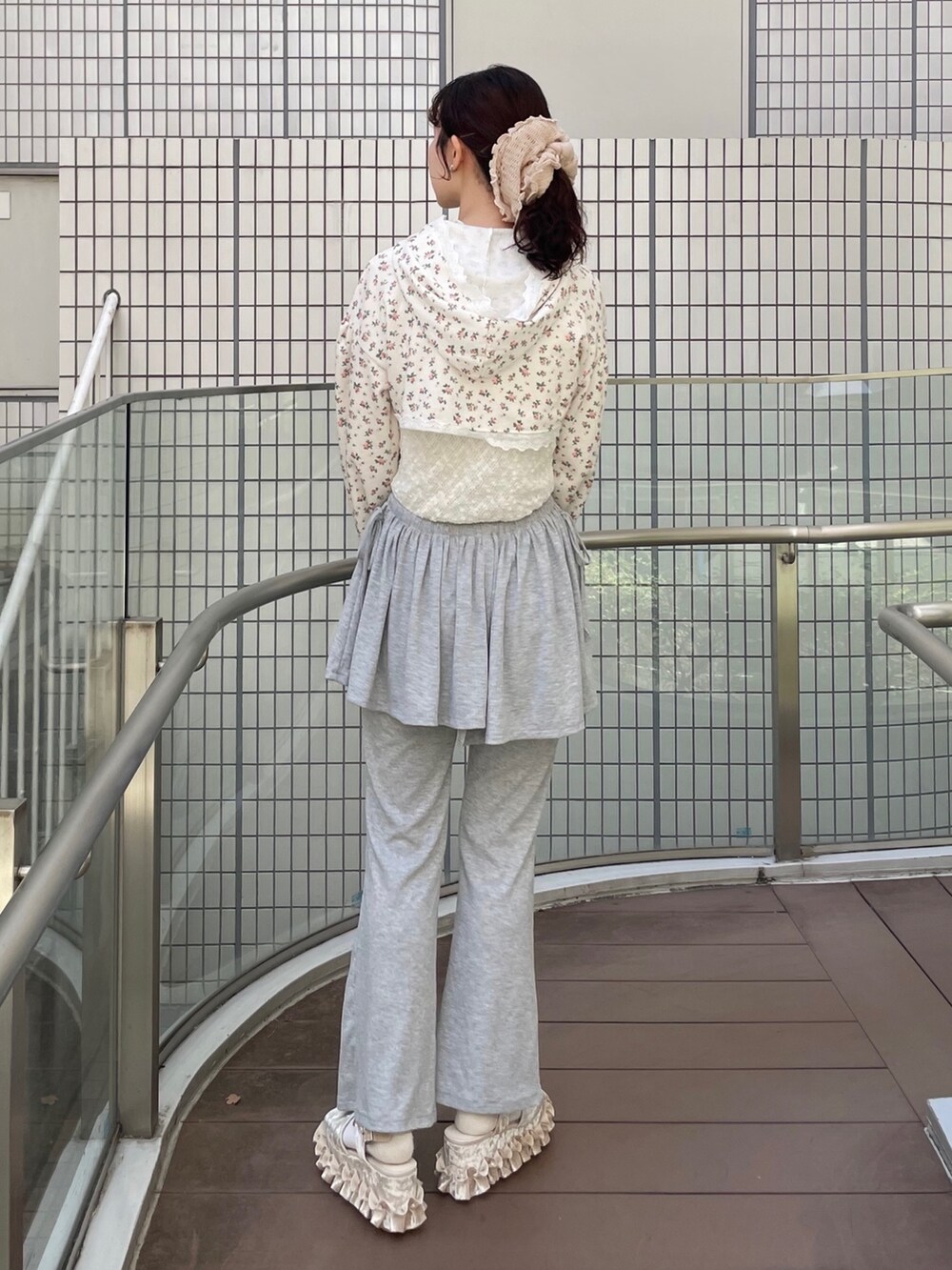 ホワイト系のTシャツ/カットソー、ホワイト系のサンダル、その他のカーディガン/ボレロを着用したレディースの夏コーディネートの3枚目の写真