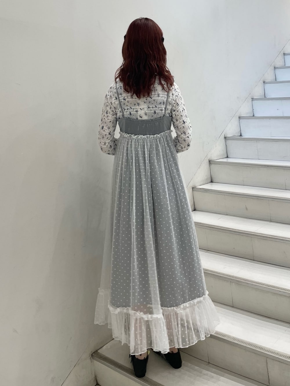 グレー系のワンピース、ホワイト系のTシャツ/カットソー、ブラック系のバレエシューズを着用したレディースの秋コーディネートの3枚目の写真