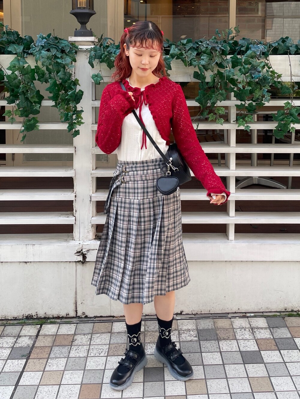 ブラック系のスニーカー、ホワイト系のTシャツ/カットソー、レッド系のカーディガン/ボレロを着用したレディースの春コーディネートの2枚目の写真