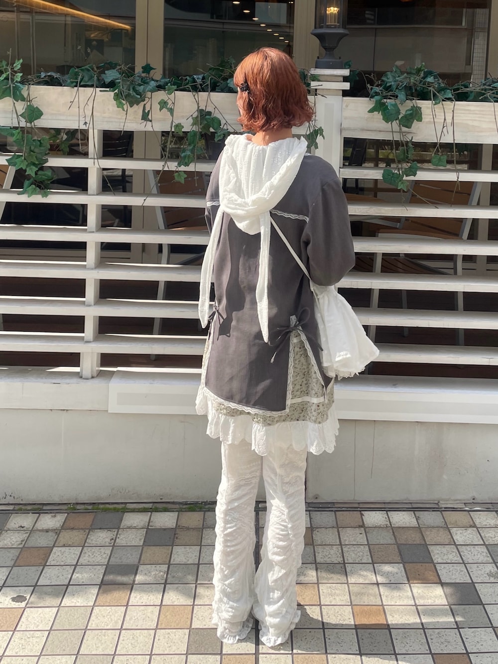 ホワイト系のその他パンツ、グレー系のテーラードジャケット、ホワイト系のTシャツ/カットソーを着用したレディースの冬コーディネートの3枚目の写真