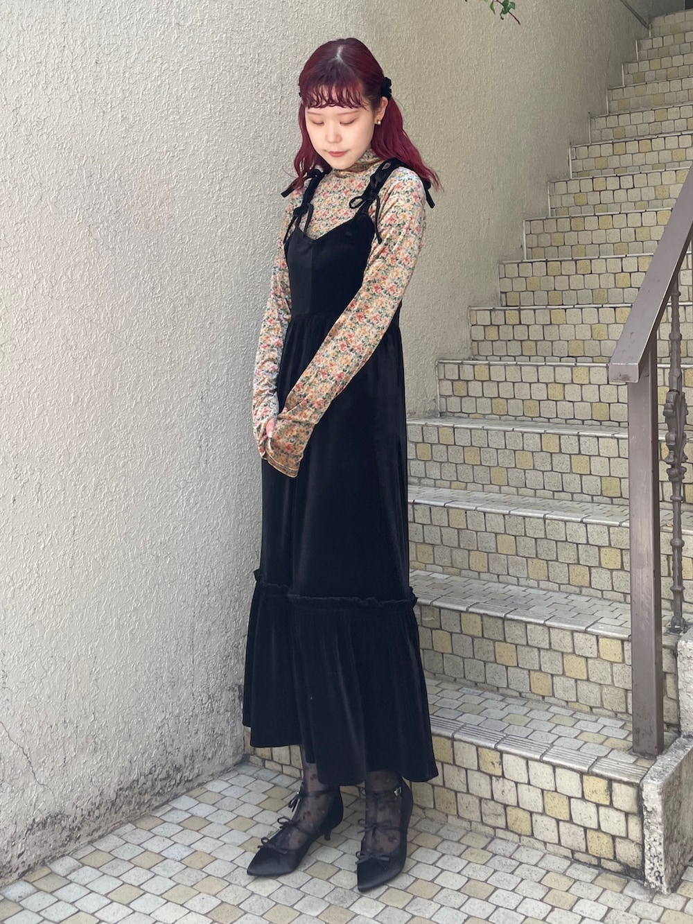 ブラック系のワンピース、ブラック系のパンプス、ベージュ系のニット/セーターを着用したレディースの冬コーディネートの2枚目の写真