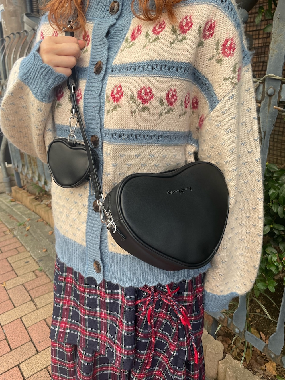 ブルー系のスカート、ブルー系のカーディガン/ボレロ、ブラック系のニット/セーターを着用したレディースの秋コーディネートの6枚目の写真