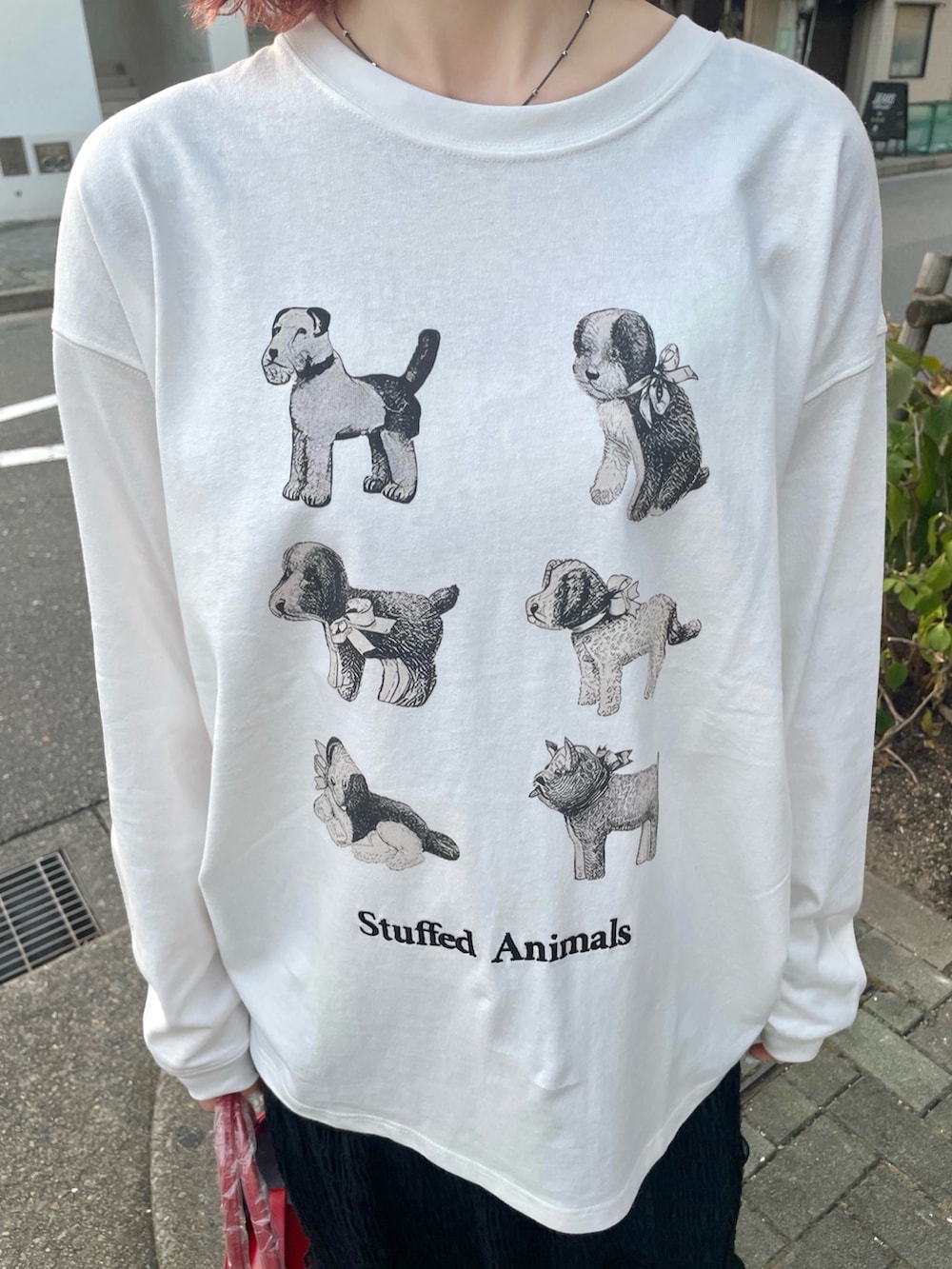 ホワイト系のTシャツ/カットソー、ブラック系のスカート、ブラック系のブーツを着用したレディースの夏コーディネートの6枚目の写真