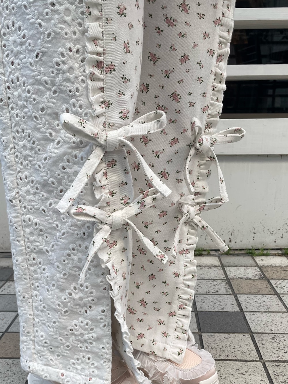 ホワイト系のスカート、その他のデニムパンツ、ピンク系のスニーカーを着用したレディースの春コーディネートの6枚目の写真