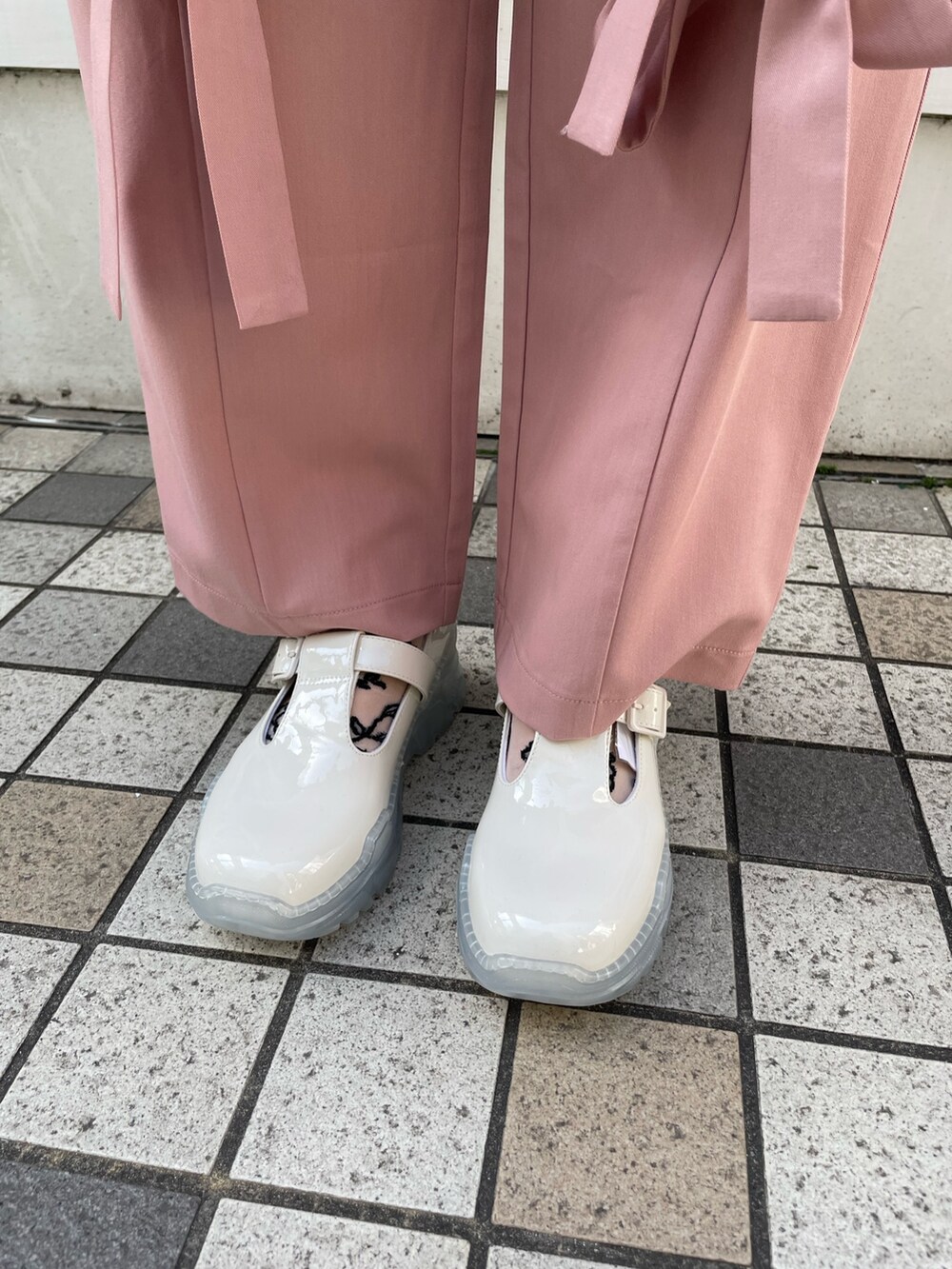 ピンク系のその他パンツ、ホワイト系のスニーカー、ホワイト系のTシャツ/カットソーを着用したレディースの春コーディネートの5枚目の写真