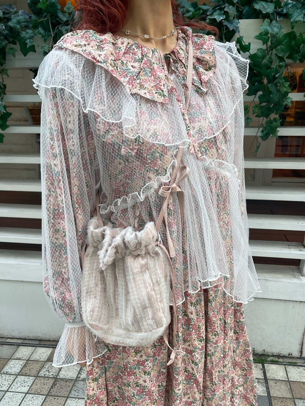 ピンク系のショルダーバッグ、ホワイト系のシャツ/ブラウス、ピンク系のワンピースを着用したレディースの春コーディネートの6枚目の写真