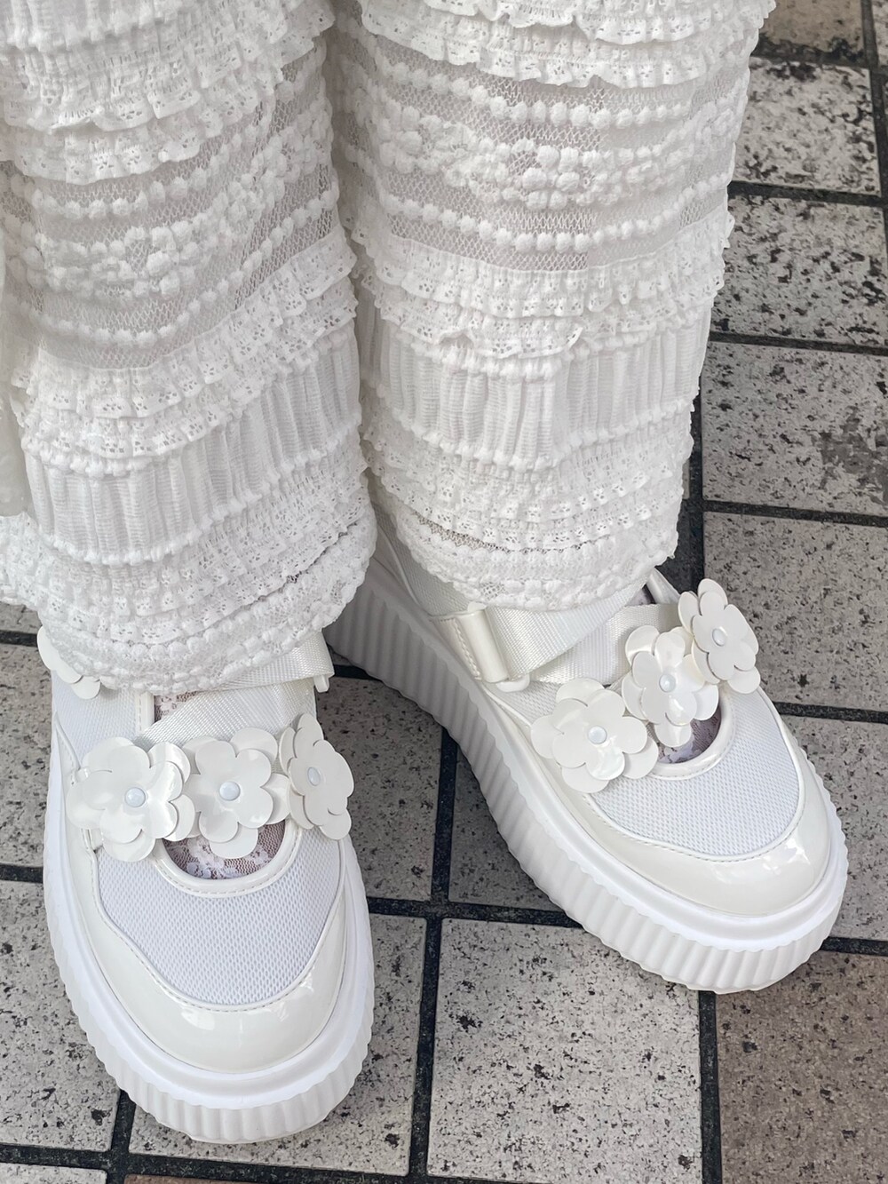 ホワイト系のスウェット、ホワイト系のスカート、ホワイト系のその他パンツを着用したレディースの冬コーディネートの7枚目の写真