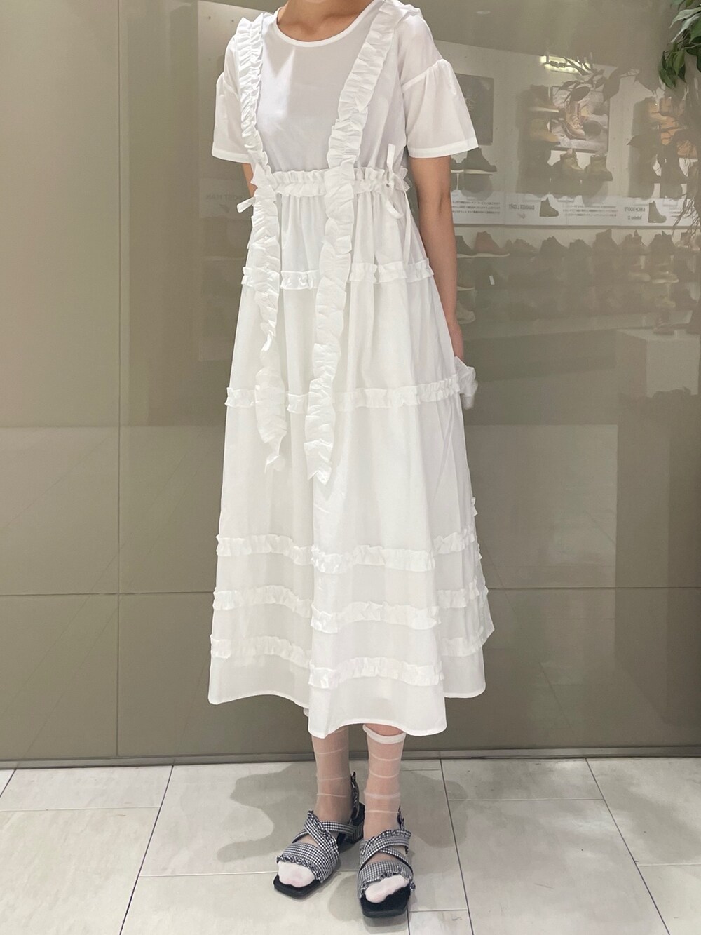 ホワイト系のワンピース、ブラック系のサンダル、ホワイト系の付け襟を着用したレディースの夏コーディネートの4枚目の写真