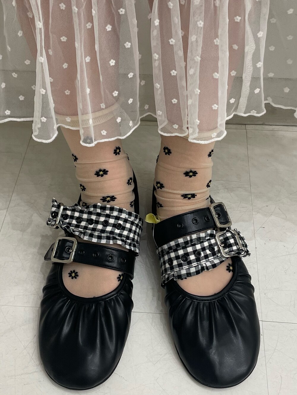 グレー系のワンピース、ホワイト系のTシャツ/カットソー、ブラック系のバレエシューズを着用したレディースの秋コーディネートの6枚目の写真