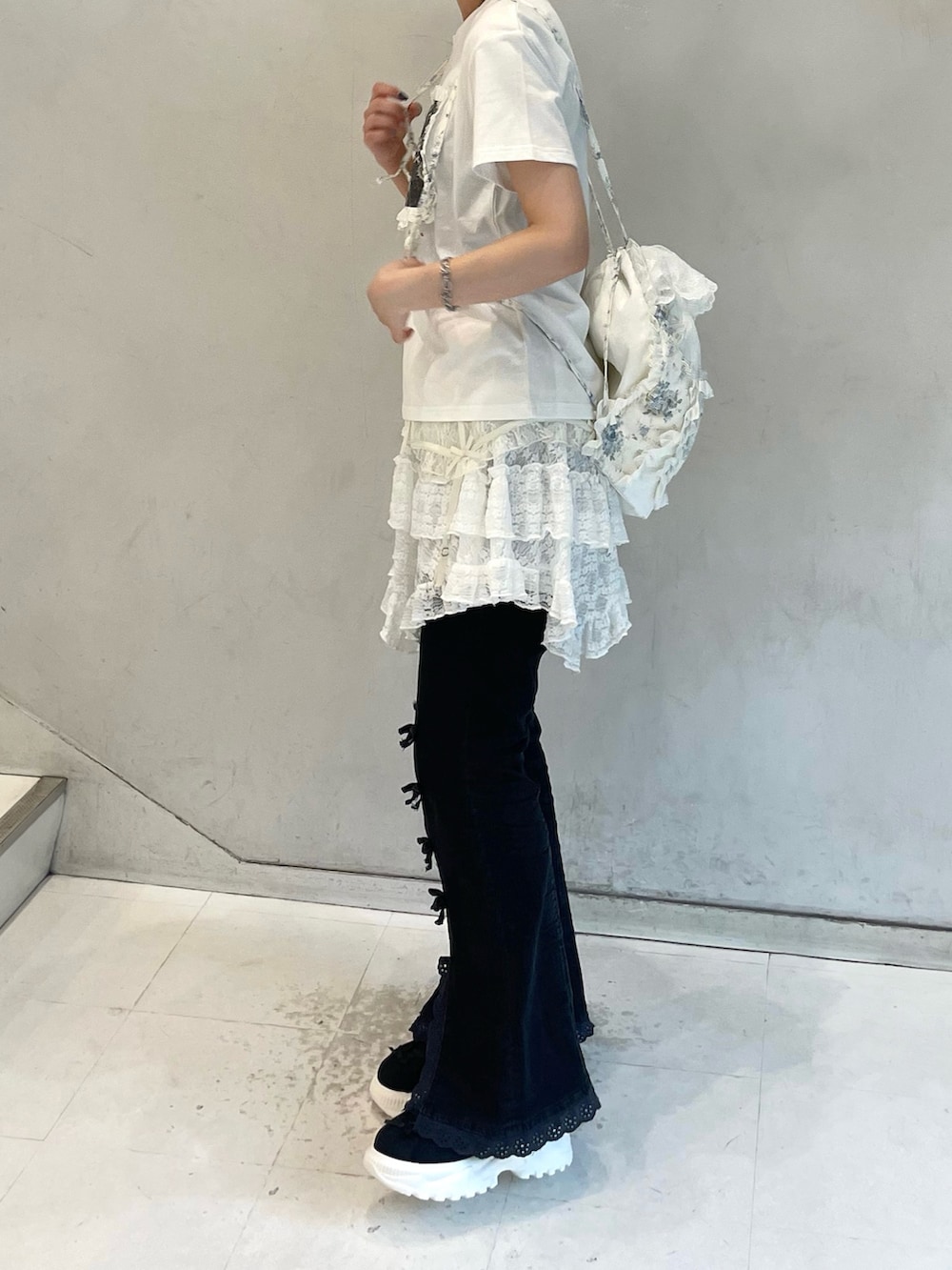 ホワイト系のスカート、ブラック系のデニムパンツ、ホワイト系のTシャツ/カットソーを着用したレディースの夏コーディネートの5枚目の写真