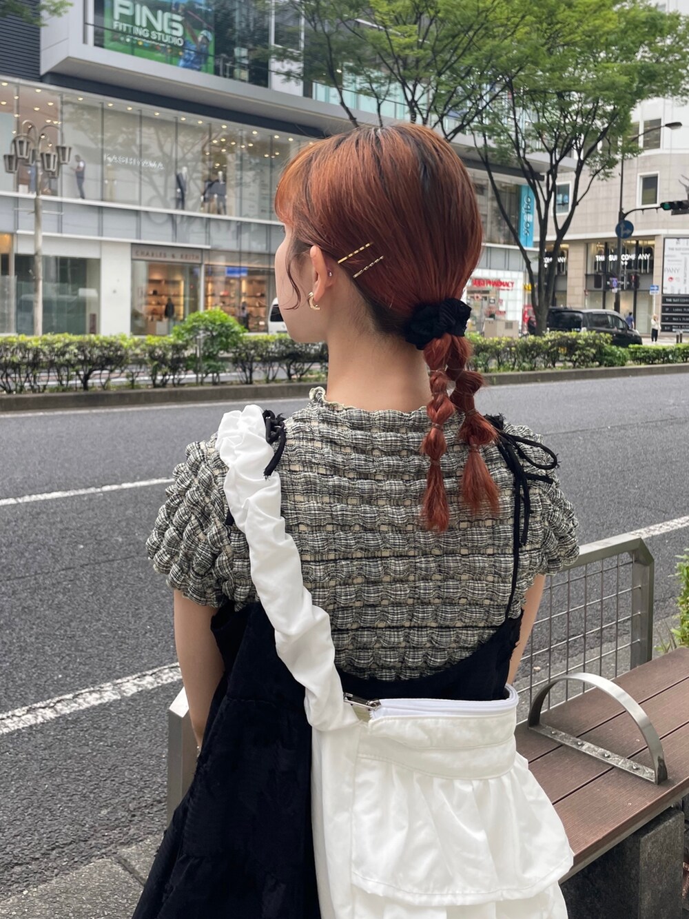 ベージュ系のTシャツ/カットソー、ホワイト系のショルダーバッグ、ブラック系のシャツ/ブラウスを着用したレディースの春コーディネートの5枚目の写真