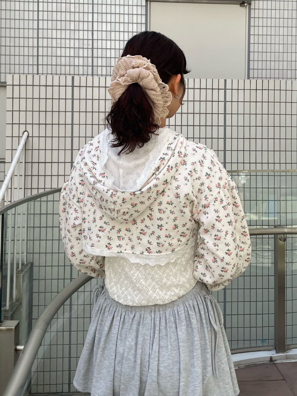 ホワイト系のTシャツ/カットソー、ホワイト系のサンダル、その他のカーディガン/ボレロを着用したレディースの夏コーディネートの5枚目の写真