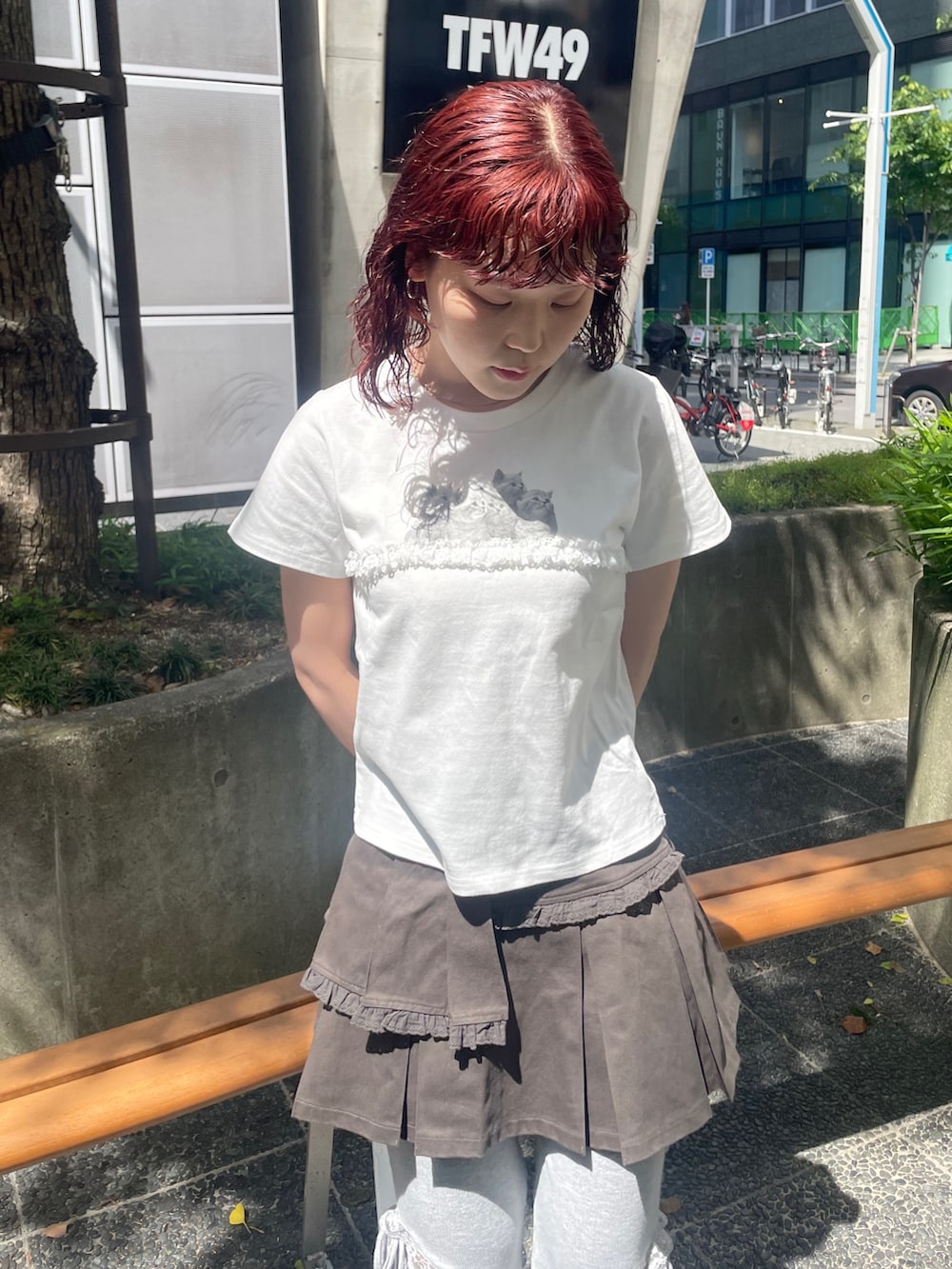 グレー系のスウェットパンツ、ホワイト系のTシャツ/カットソー、グレー系のスカートを着用したレディースの春コーディネートの5枚目の写真