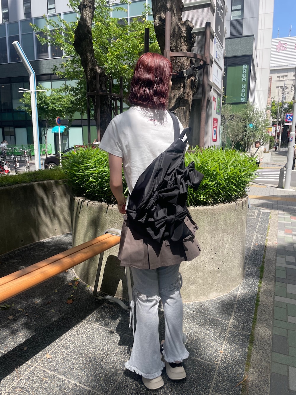 グレー系のスウェットパンツ、ホワイト系のTシャツ/カットソー、グレー系のスカートを着用したレディースの春コーディネートの4枚目の写真