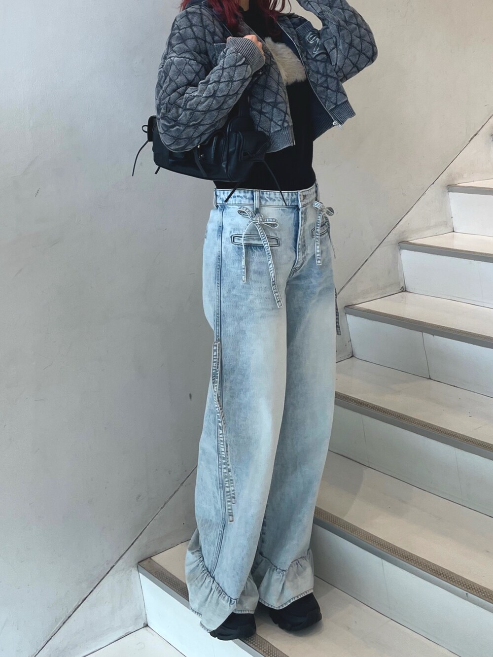 ブラック系のショルダーバッグ、グレー系のカーディガン/ボレロ、ブラック系のニット/セーターを着用したレディースの秋コーディネートの3枚目の写真