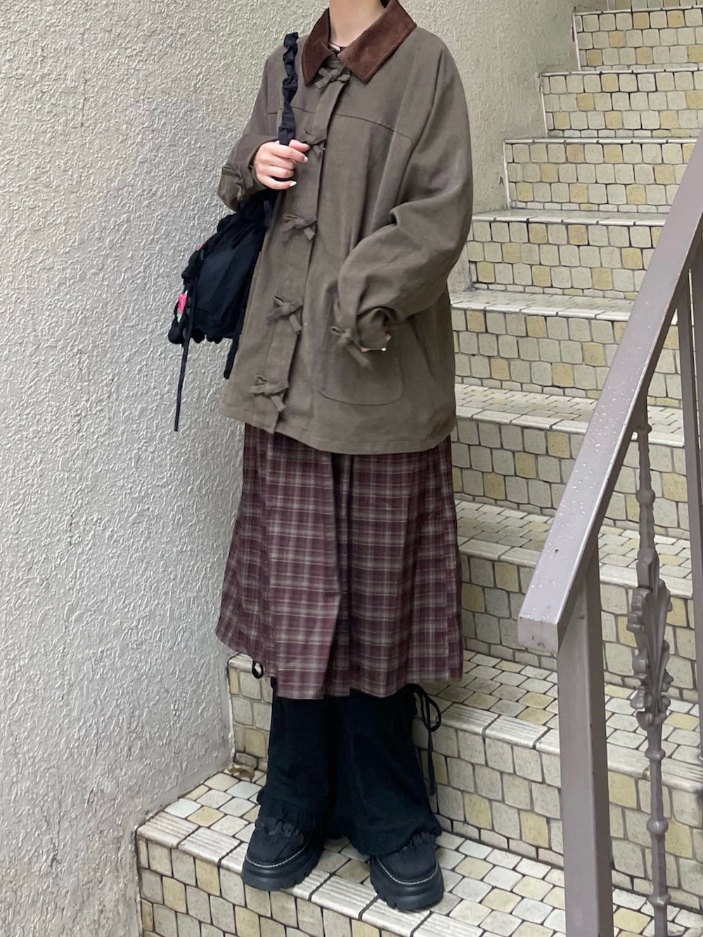 ブラック系のサンダル、ブラウン系のワンピース、ブラウン系のブルゾンを着用したレディースの秋コーディネートの3枚目の写真