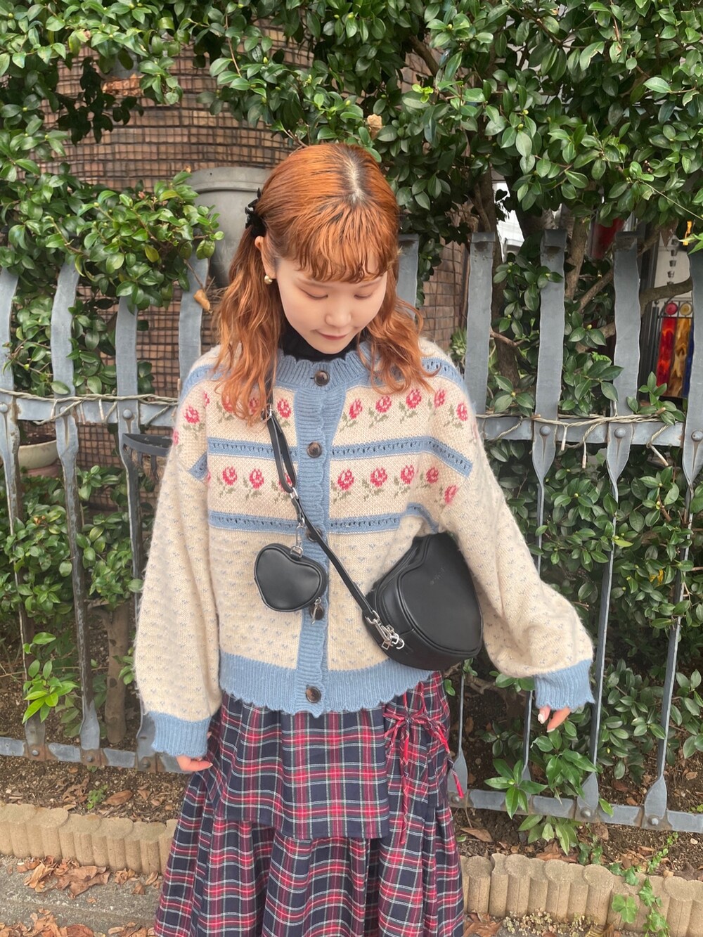 ブルー系のスカート、ブルー系のカーディガン/ボレロ、ブラック系のニット/セーターを着用したレディースの秋コーディネートの5枚目の写真