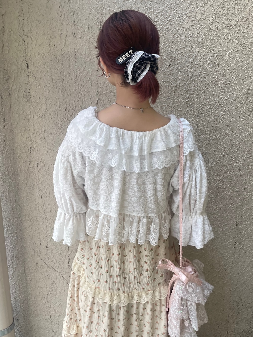 ベージュ系のワンピース、ホワイト系のカーディガン/ボレロ、ピンク系のショルダーバッグを着用したレディースの春コーディネートの7枚目の写真