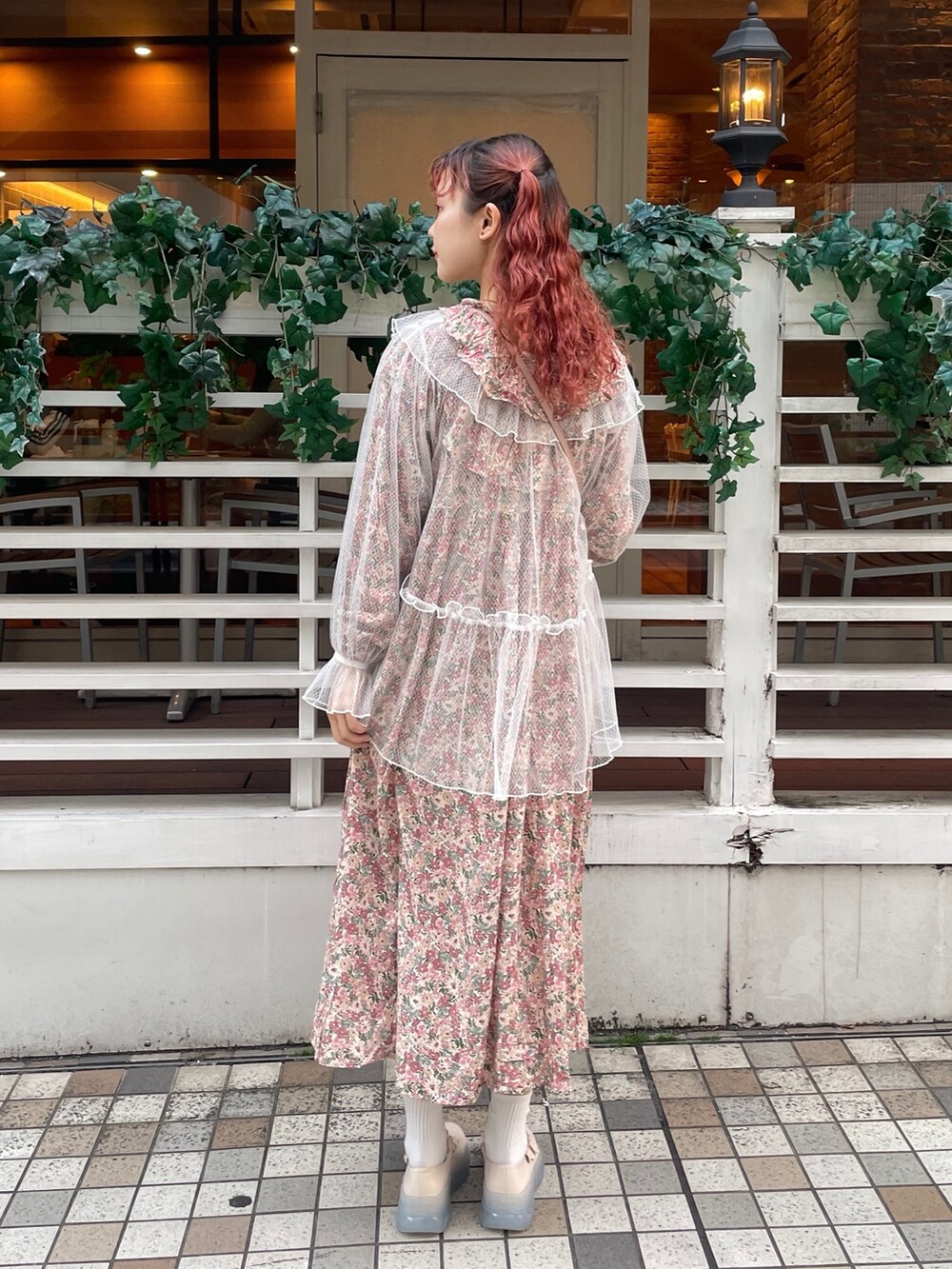 ピンク系のショルダーバッグ、ホワイト系のシャツ/ブラウス、ピンク系のワンピースを着用したレディースの春コーディネートの3枚目の写真