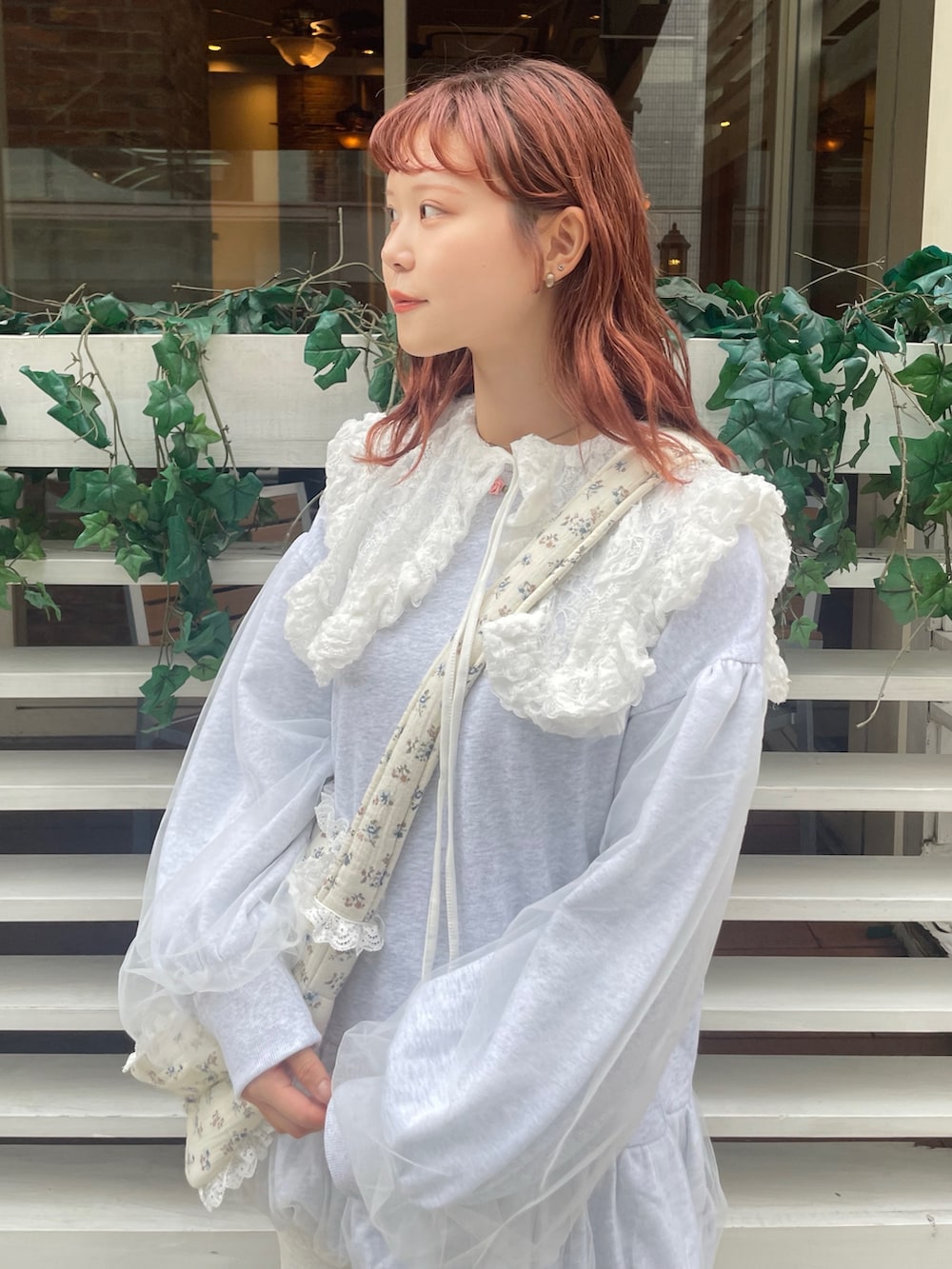 ブルー系のショルダーバッグ、ホワイト系のTシャツ/カットソー、グレー系のスウェットを着用したレディースの秋コーディネートの5枚目の写真