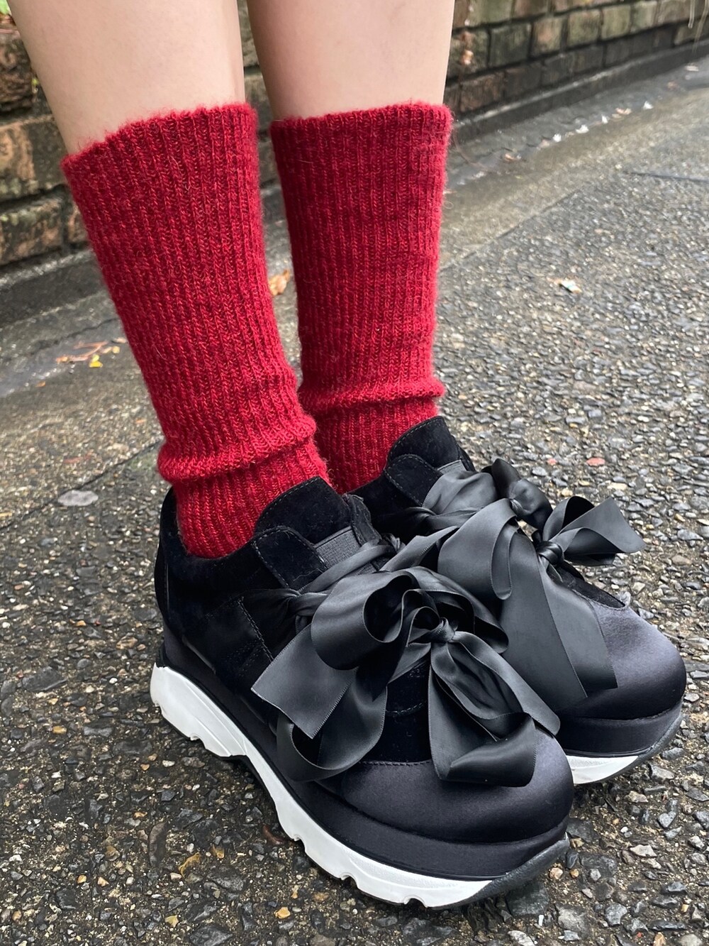 グレー系のワンピース、ブラック系のスニーカーを着用したレディースの冬コーディネートの5枚目の写真