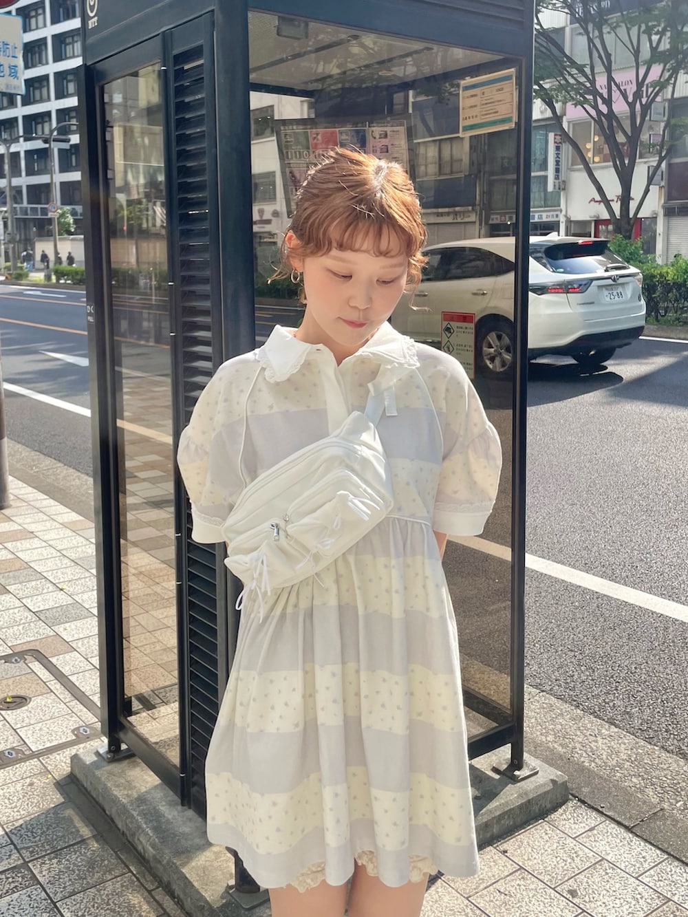 パープル系のワンピース、ホワイト系のスニーカー、ホワイト系のボディバッグ/ウエストポーチを着用したレディースの春コーディネートの4枚目の写真