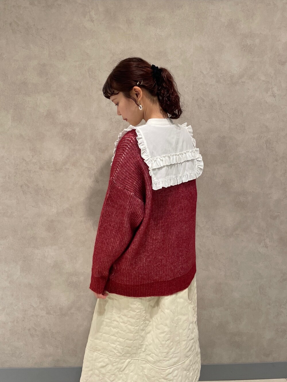 ホワイト系のシャツ/ブラウス、レッド系のカーディガン/ボレロ、ホワイト系のワンピースを着用したレディースの秋コーディネートの6枚目の写真