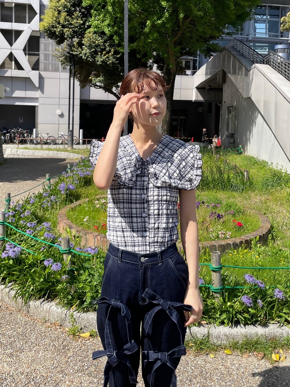 ブルー系のシャツ/ブラウス、ブルー系のデニムパンツ、ブルー系のスニーカーを着用したレディースの春コーディネートの4枚目の写真