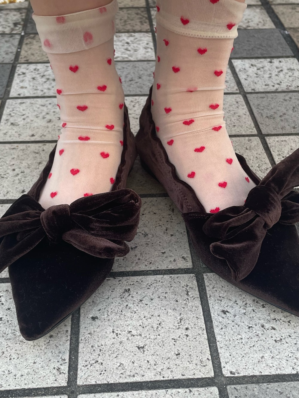 ホワイト系のスカート、ホワイト系のニット/セーター、シルバー系のハンドバッグを着用したレディースの秋コーディネートの7枚目の写真