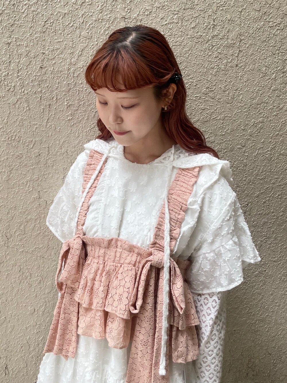 ホワイト系のワンピース、ピンク系のキャミソール、ホワイト系のTシャツ/カットソーを着用したレディースの夏コーディネートの4枚目の写真