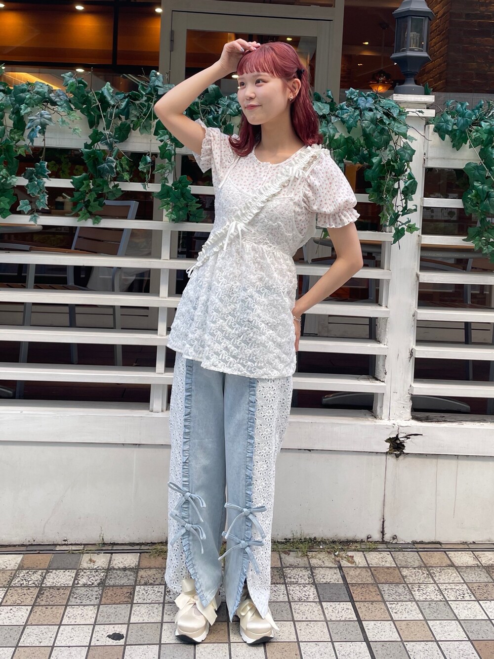 ブルー系のデニムパンツ、ホワイト系のスニーカー、ピンク系のTシャツ/カットソーを着用したレディースの夏コーディネートの2枚目の写真