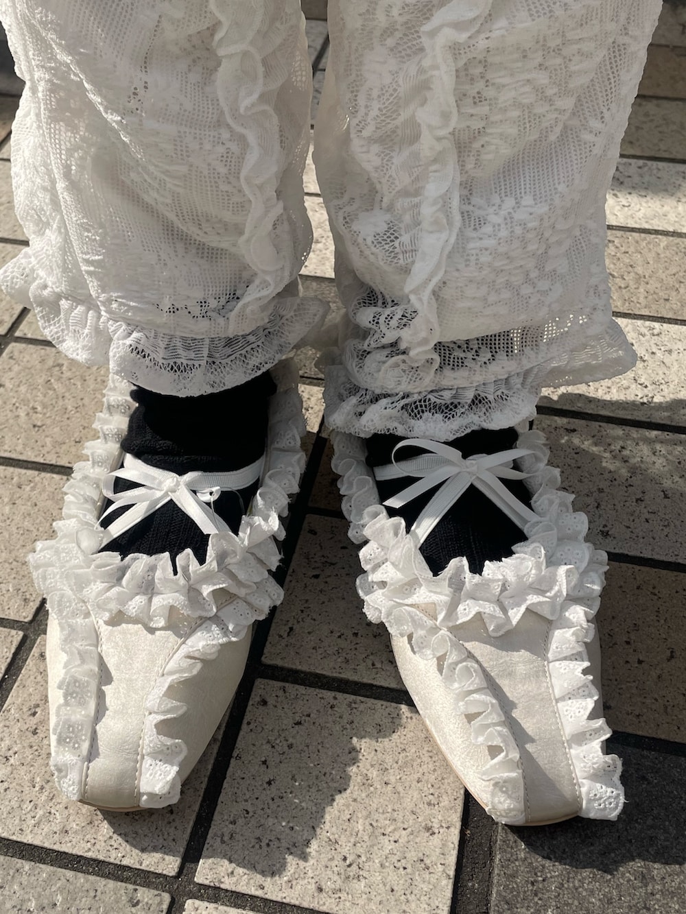 ホワイト系のその他パンツ、グレー系のテーラードジャケット、ホワイト系のTシャツ/カットソーを着用したレディースの冬コーディネートの8枚目の写真