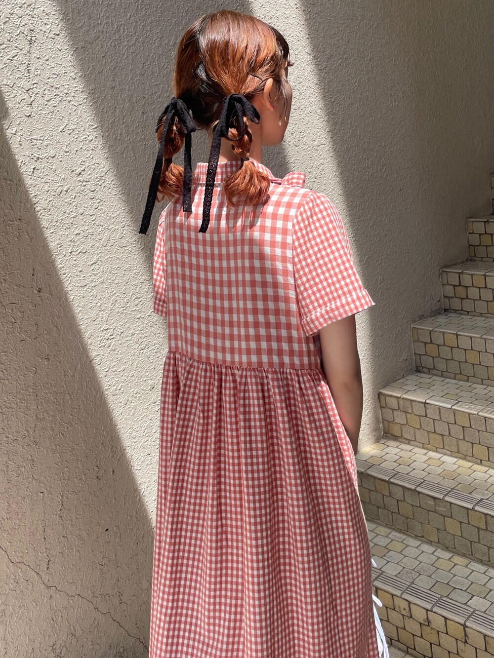 レッド系のワンピース、ホワイト系のショルダーバッグ、ホワイト系のサンダルを着用したレディースの春コーディネートの7枚目の写真